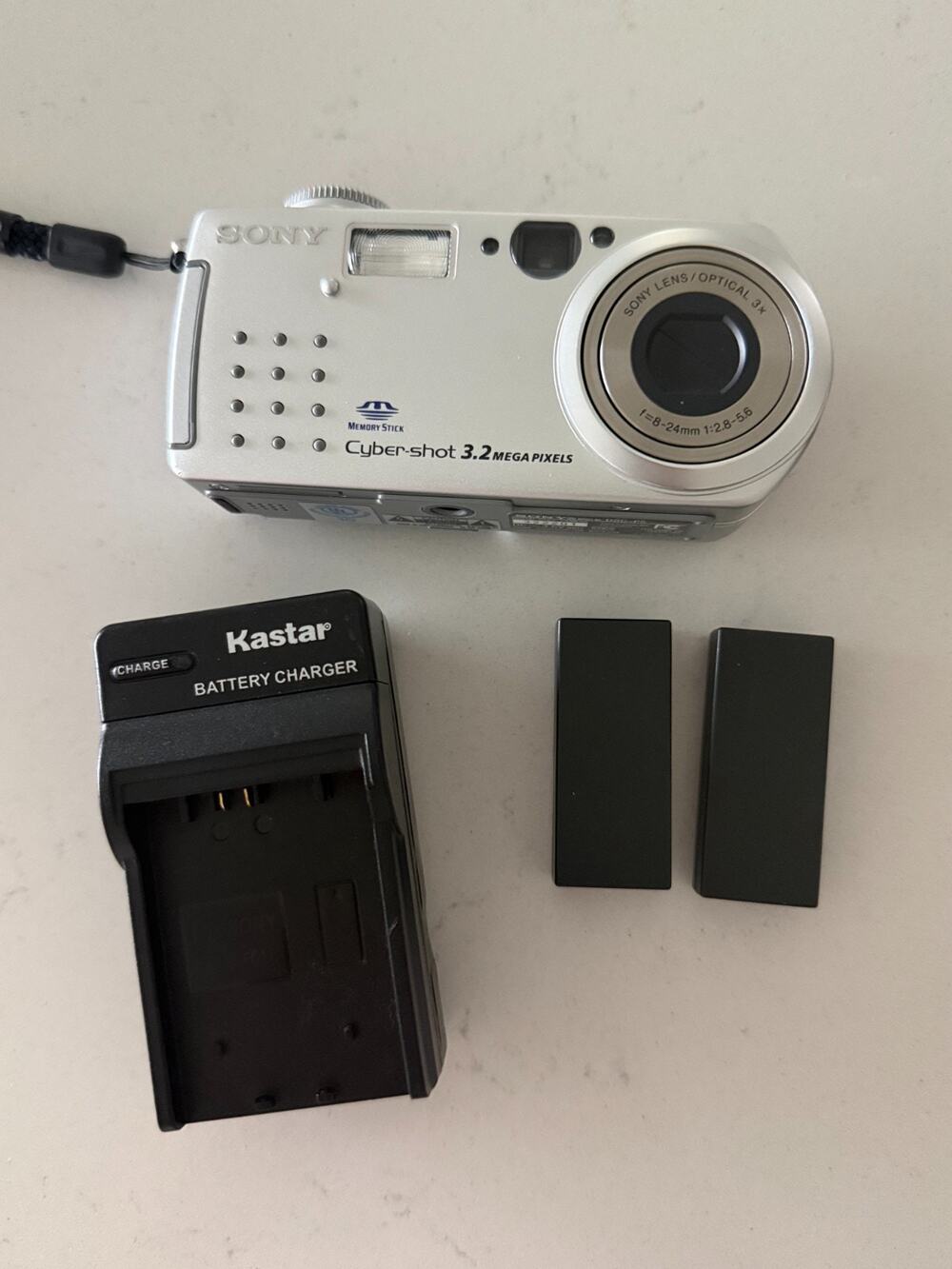 Sony Cyber-shot DSC-P5 3.2MP Digital Camera Tested w/ Charger 3 Batteries Case